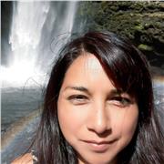 Profesora con especialización en procesos de aprendizaje para apoyo a estudiantes